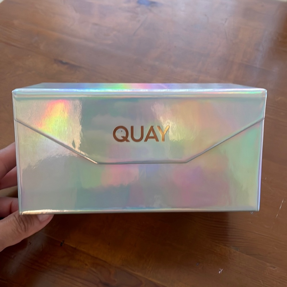 Quay Australia 4-piece fold up sunglass case